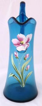 Blauer Glaskrug mit Mohnblume Blauer Glaskrug mit Mohnblume