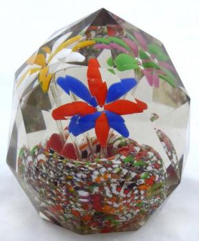 Briefbeschwerer aus Glas mit farbigen Blumen und F